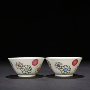 Qing Dynasty Yongzheng pastel leather ball pattern cup