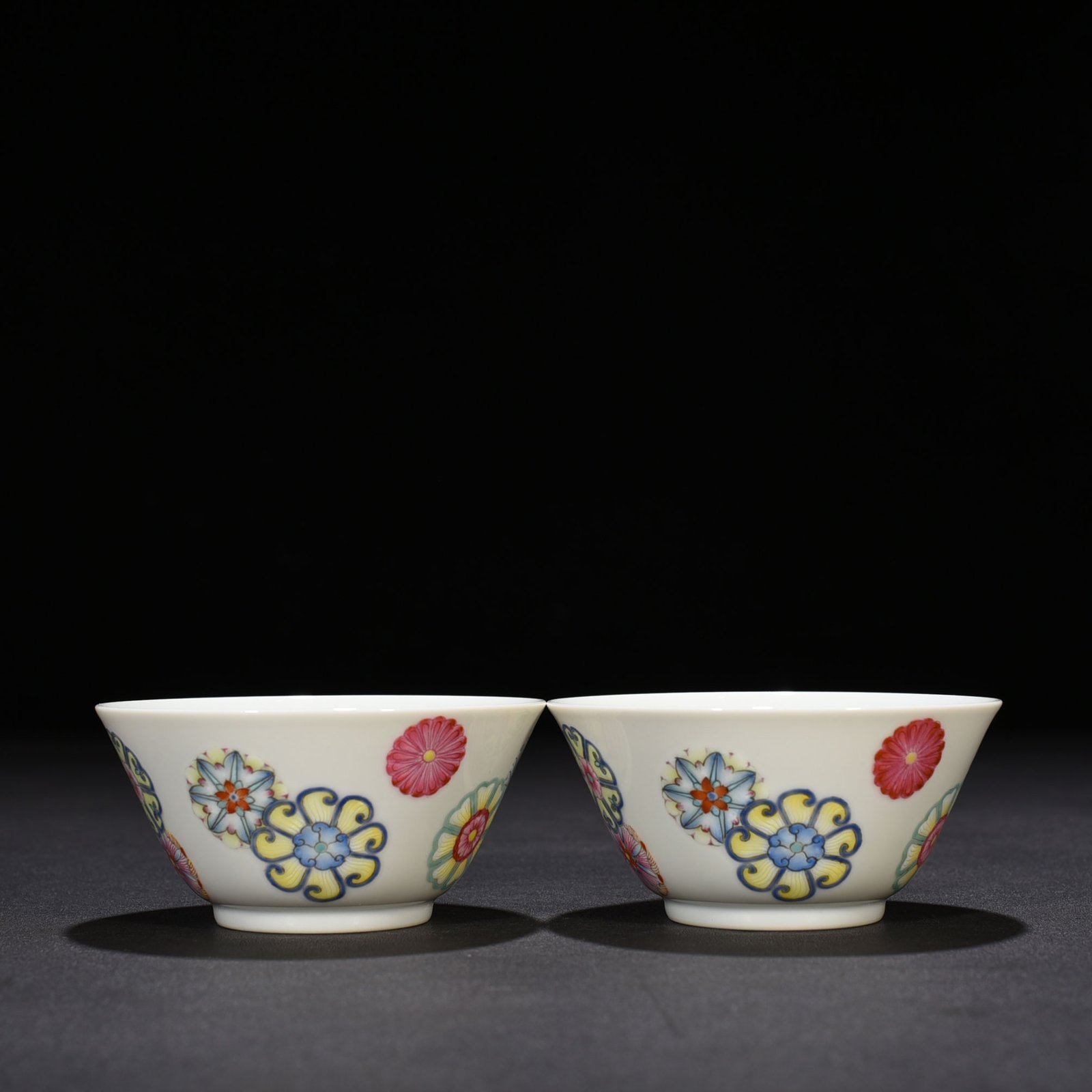 Qing Dynasty Yongzheng pastel leather ball pattern cup