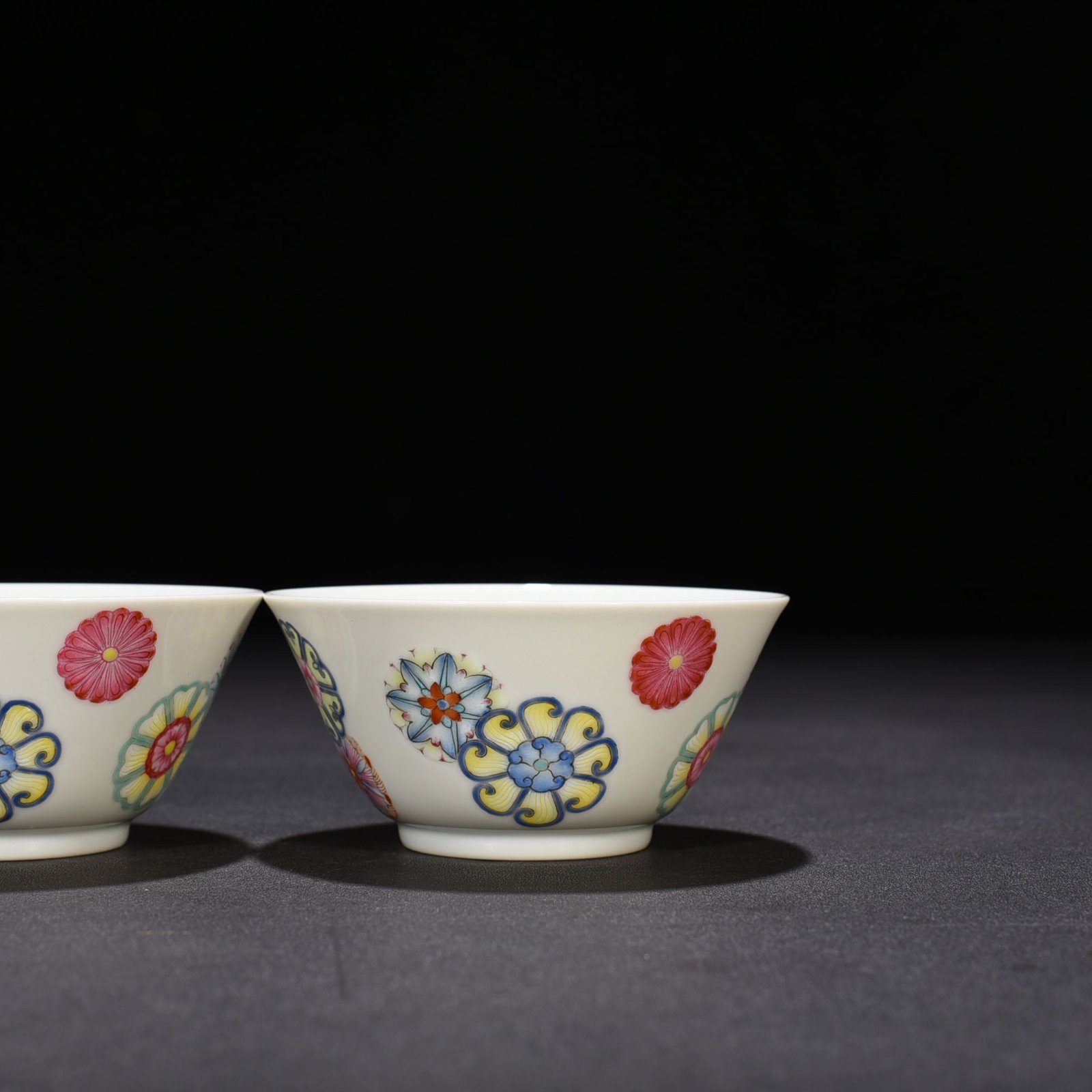 Qing Dynasty Yongzheng pastel leather ball pattern cup