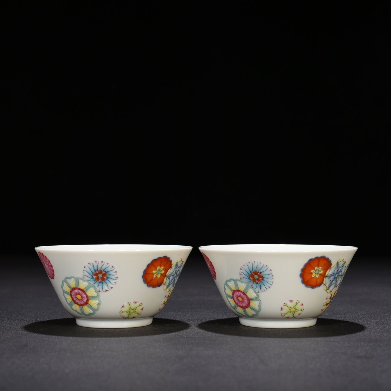 Qing Dynasty Yongzheng pastel leather ball pattern cup