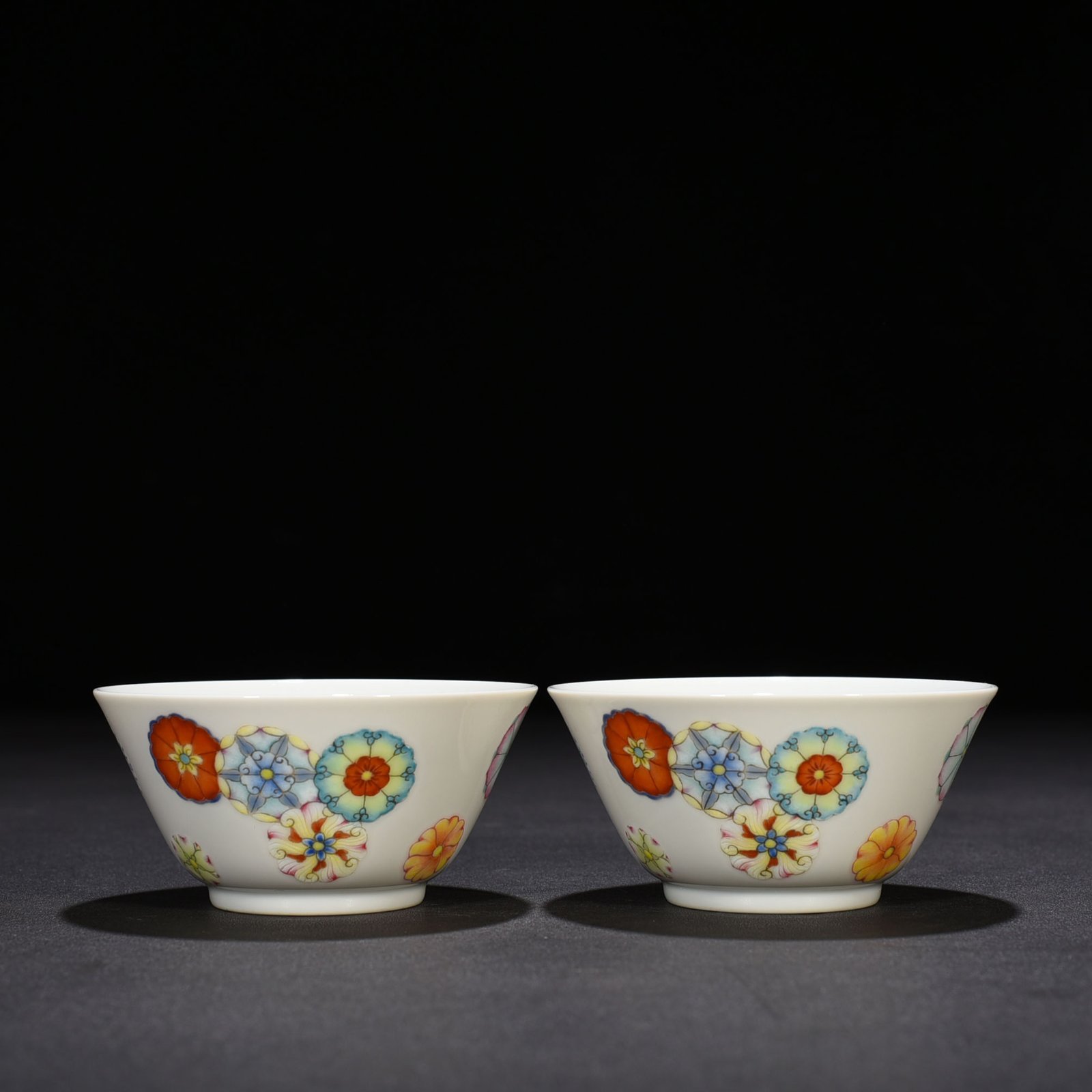 Qing Dynasty Yongzheng pastel leather ball pattern cup