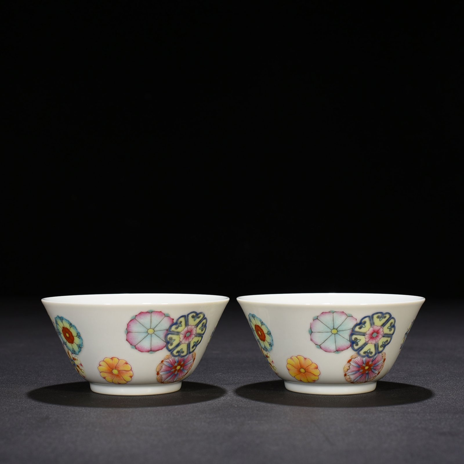 Qing Dynasty Yongzheng pastel leather ball pattern cup
