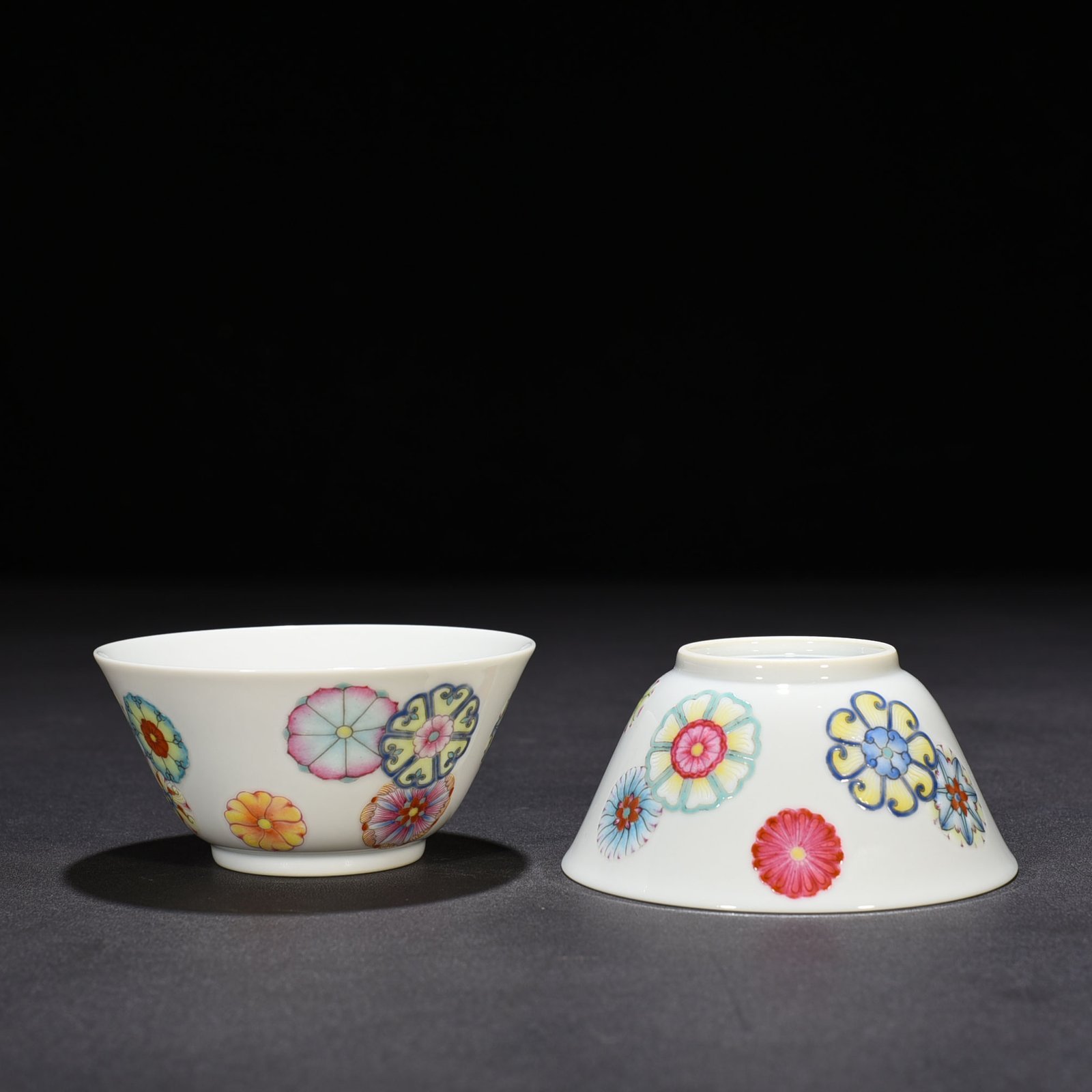 Qing Dynasty Yongzheng pastel leather ball pattern cup