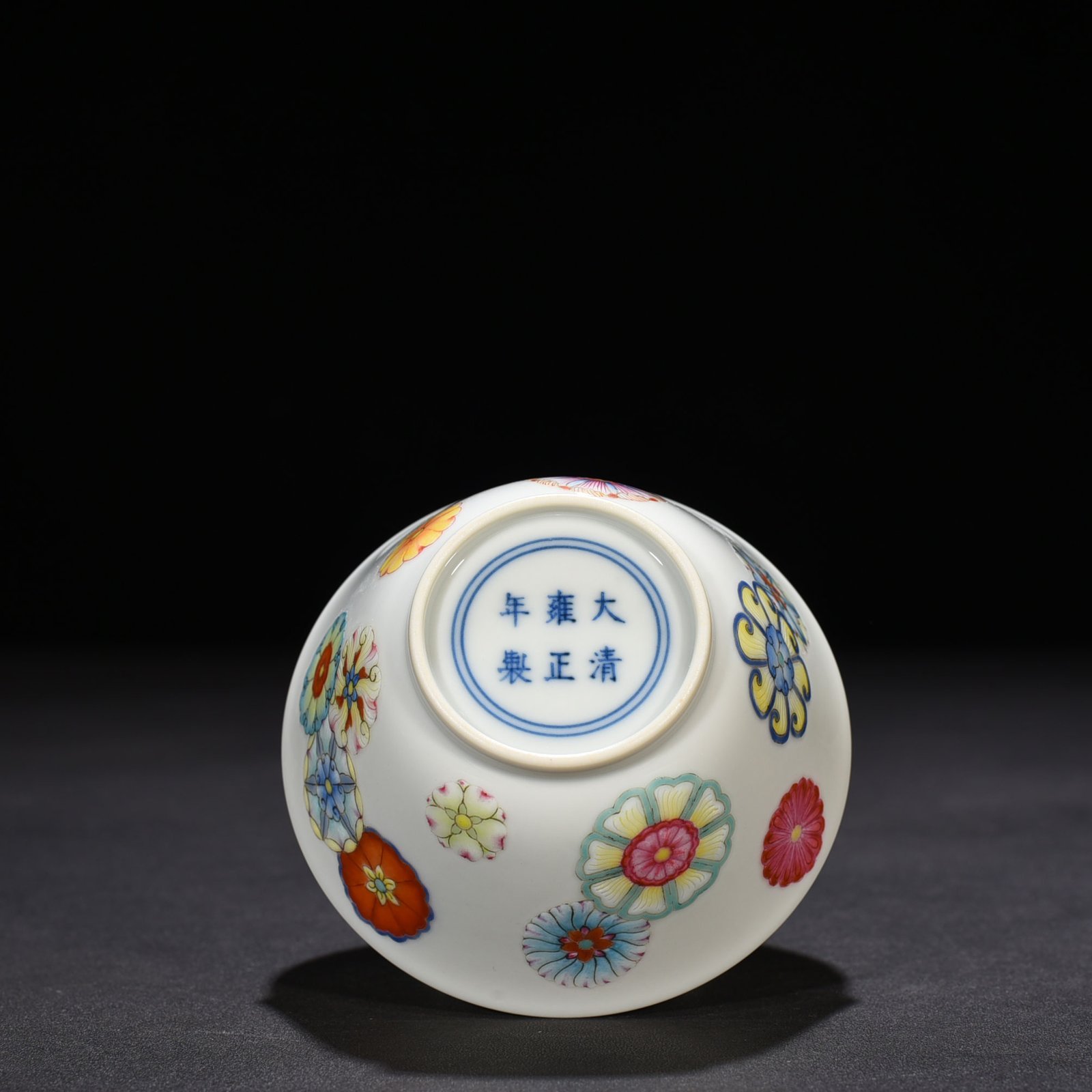 Qing Dynasty Yongzheng pastel leather ball pattern cup