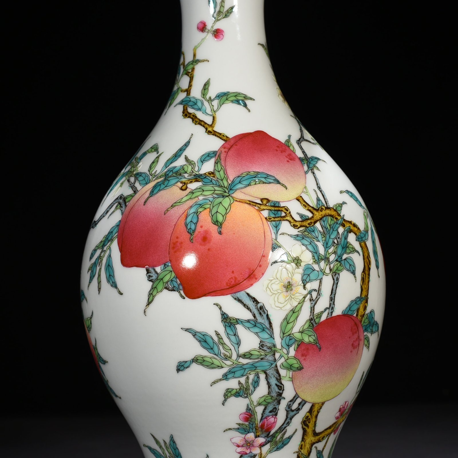 Qing Dynasty Yongzheng pastel Fushou eight peach pattern olive vase