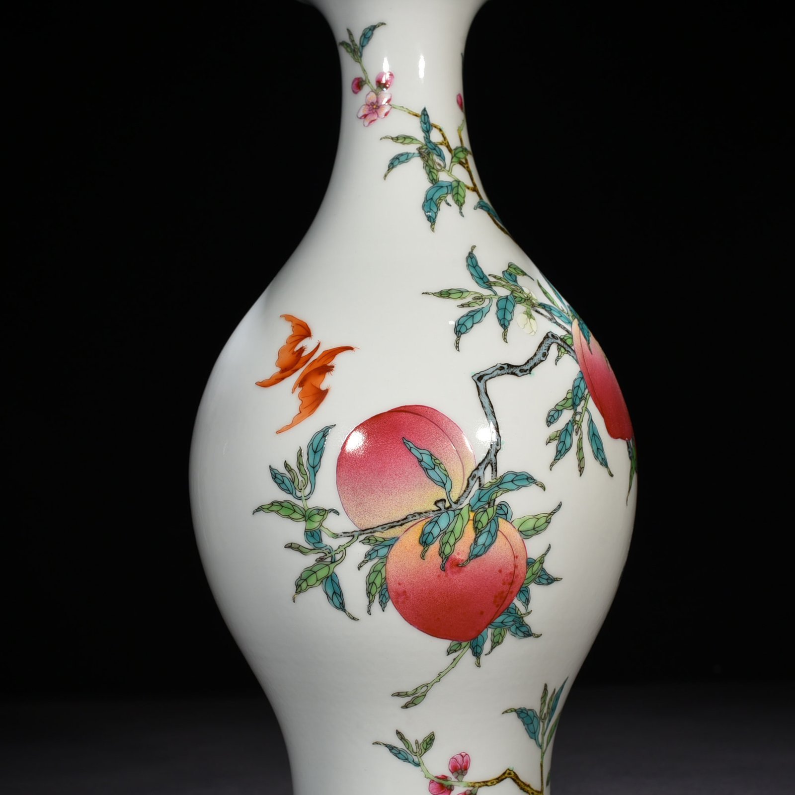 Qing Dynasty Yongzheng pastel Fushou eight peach pattern olive vase