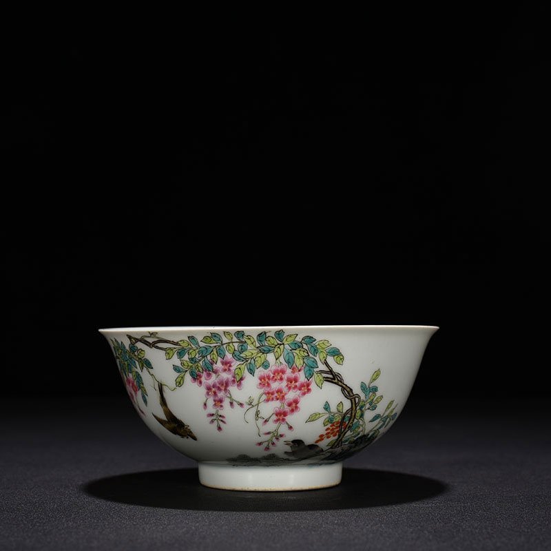 Qing Dynasty Yongzheng pastel wisteria flower and bird pattern bowl