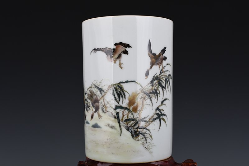 Qing Dynasty Yongzheng pastel reed and swallow pattern pen holder