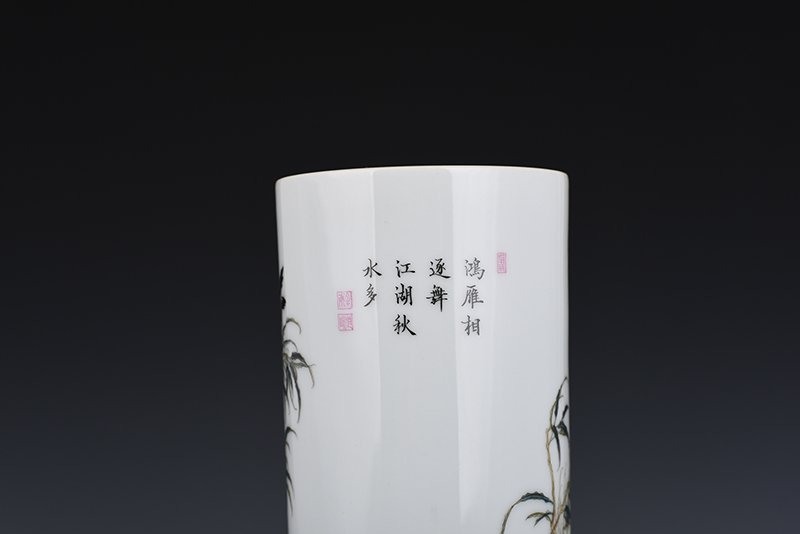 Qing Dynasty Yongzheng pastel reed and swallow pattern pen holder