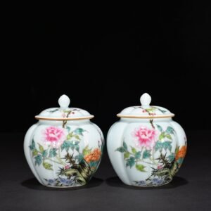 Qing Dynasty Yongzheng pastel flower pattern melon-covered tea jar