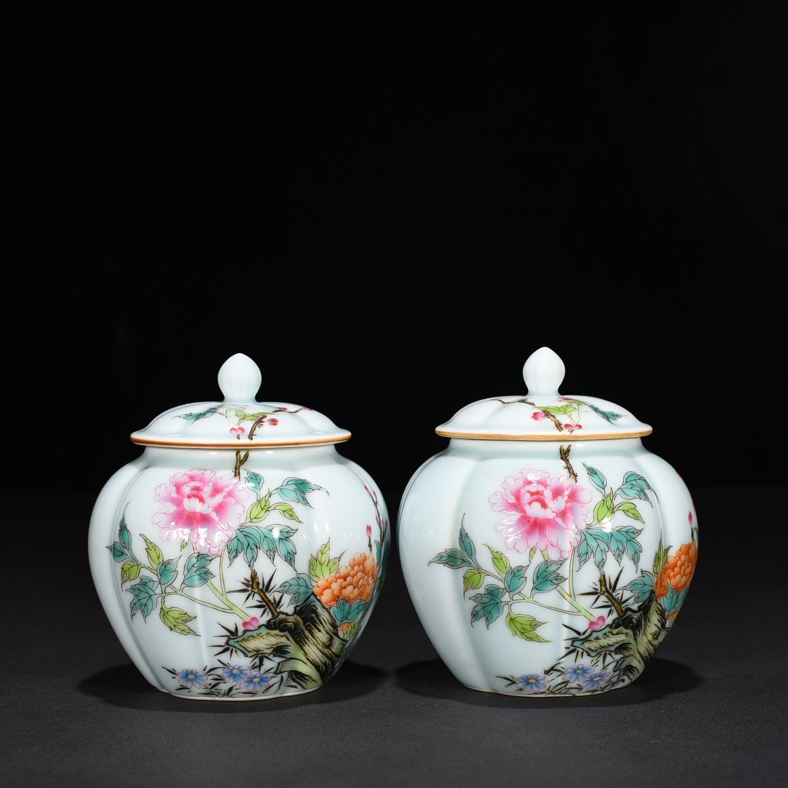 Qing Dynasty Yongzheng pastel flower pattern melon-covered tea jar