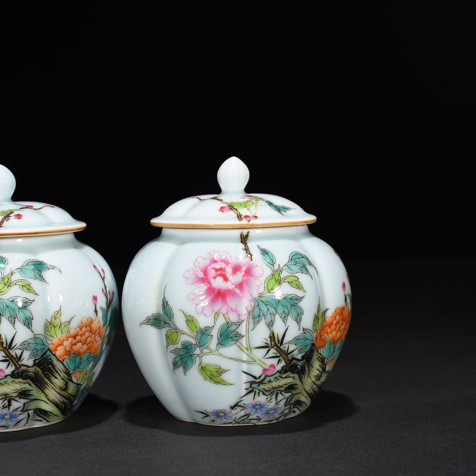 Qing Dynasty Yongzheng pastel flower pattern melon-covered tea jar