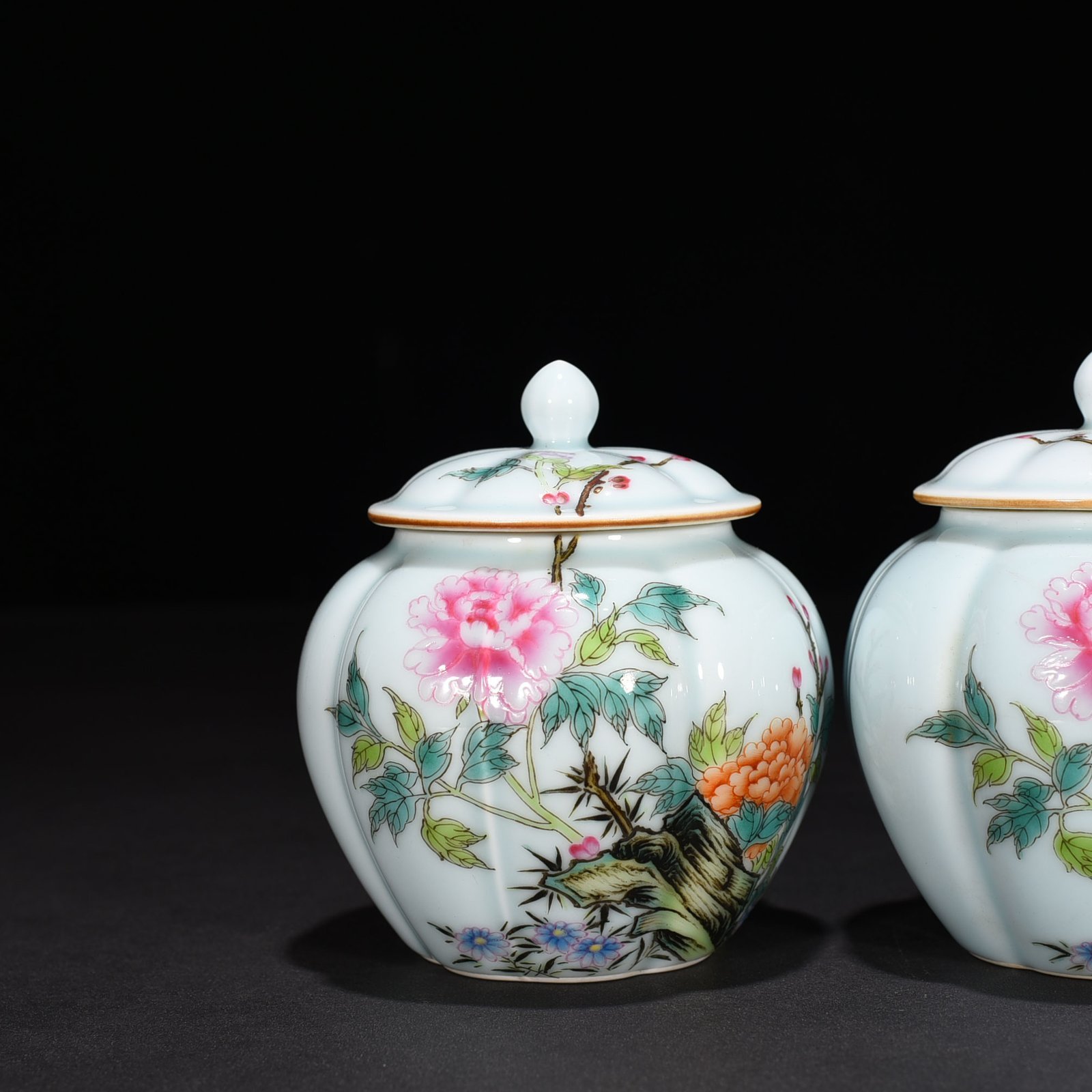 Qing Dynasty Yongzheng pastel flower pattern melon-covered tea jar