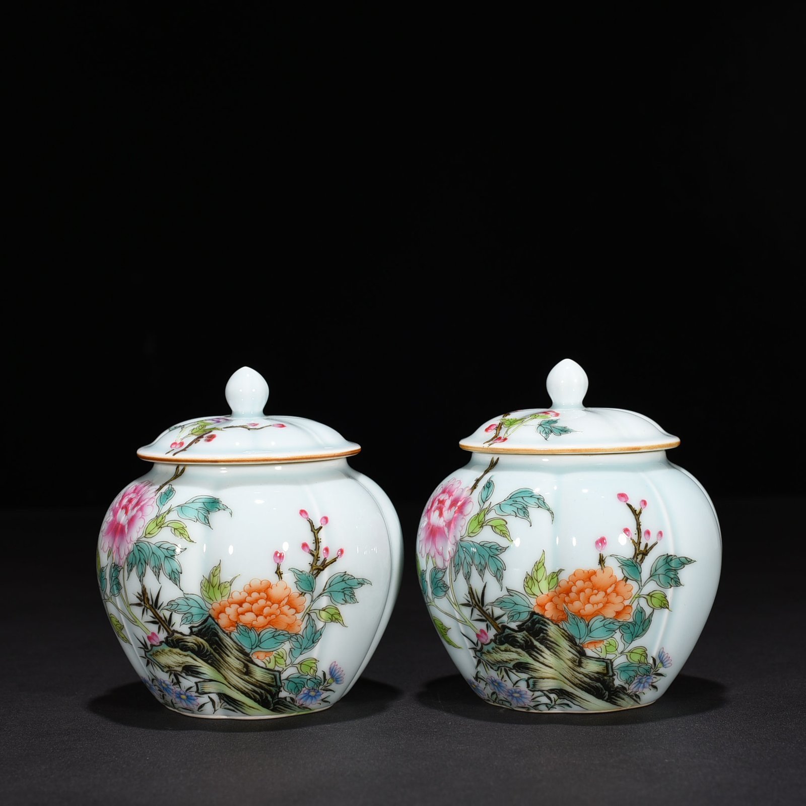 Qing Dynasty Yongzheng pastel flower pattern melon-covered tea jar