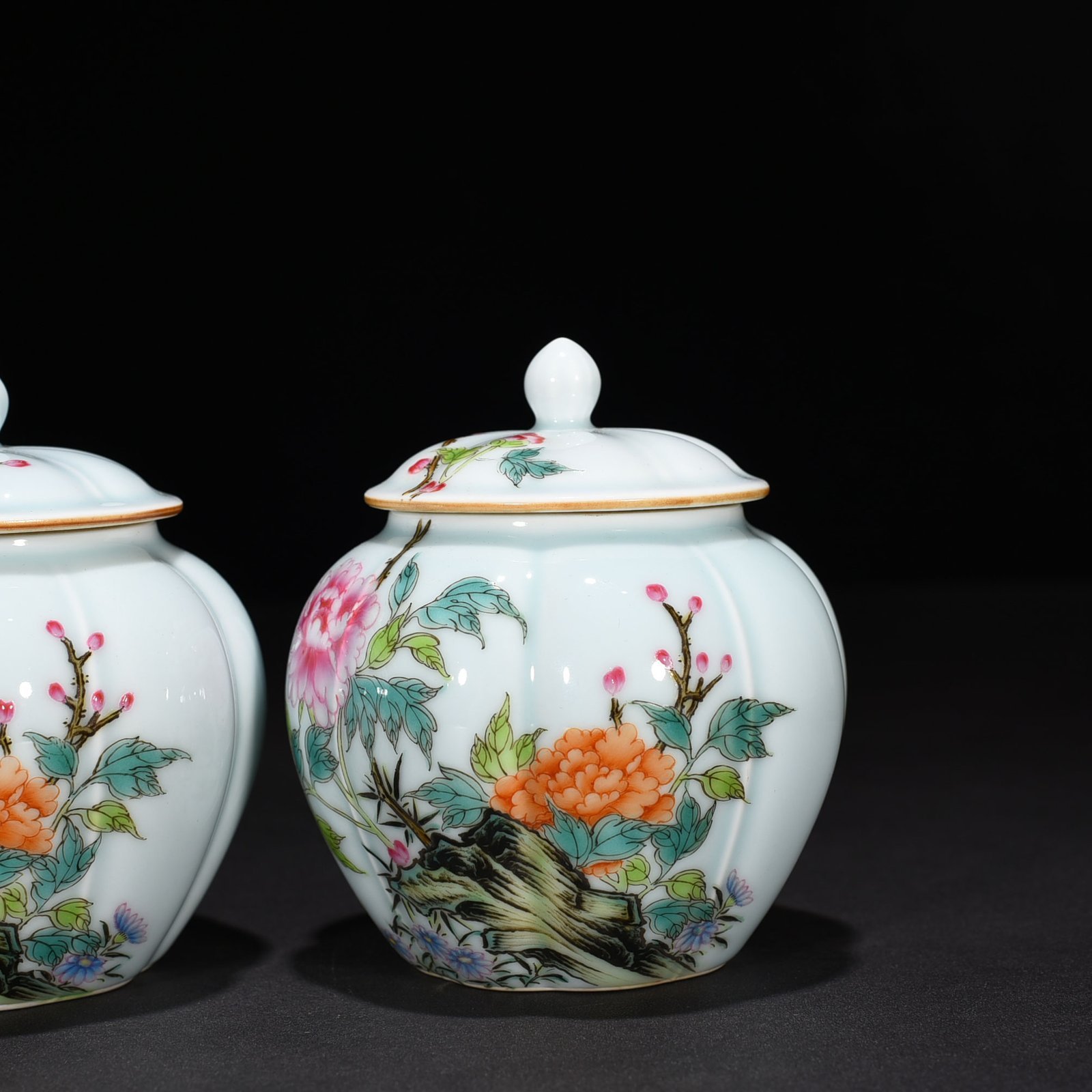 Qing Dynasty Yongzheng pastel flower pattern melon-covered tea jar