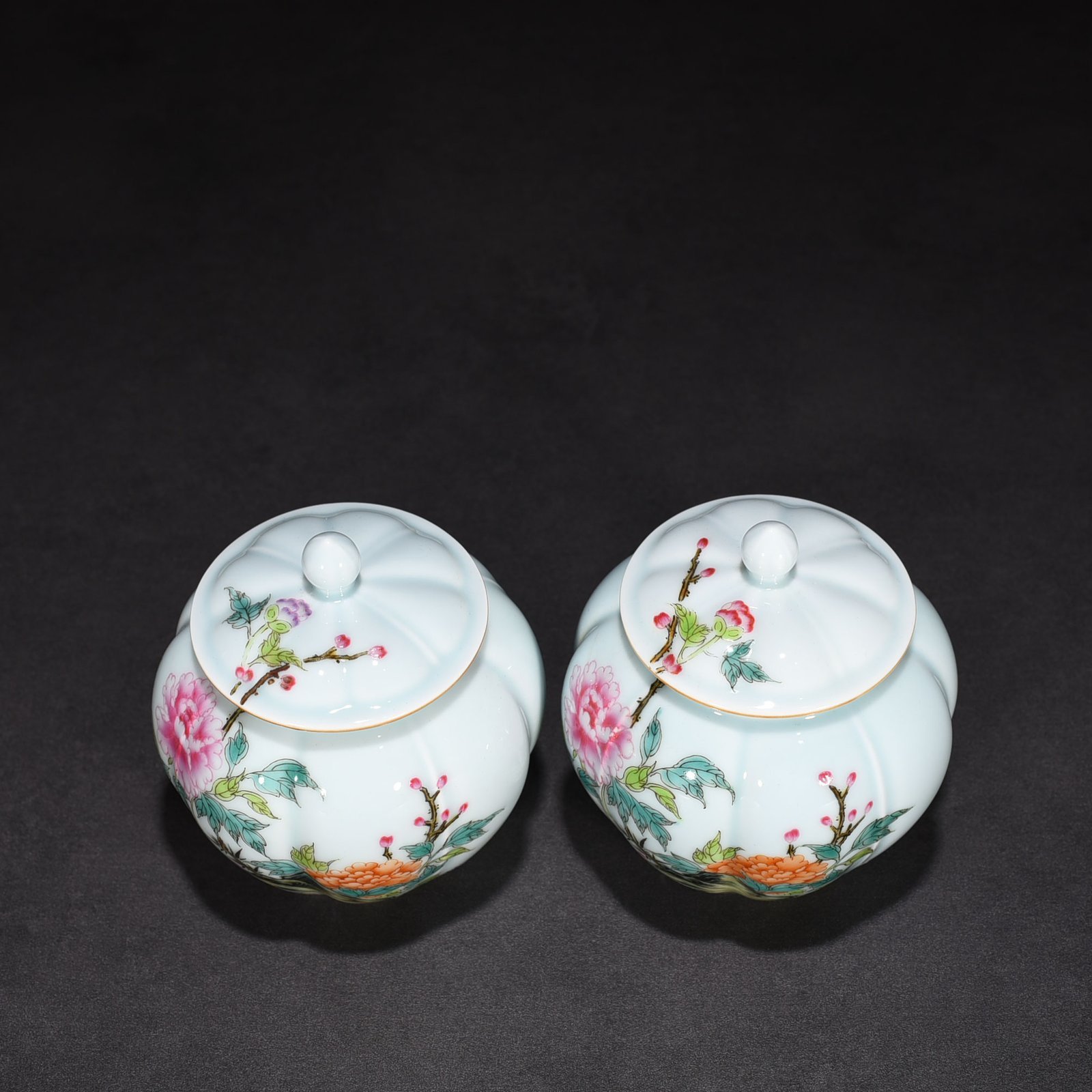 Qing Dynasty Yongzheng pastel flower pattern melon-covered tea jar