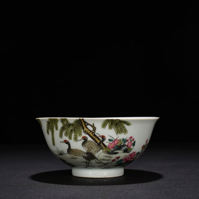 Qing Dynasty Yongzheng pastel flower and crane pattern bowl