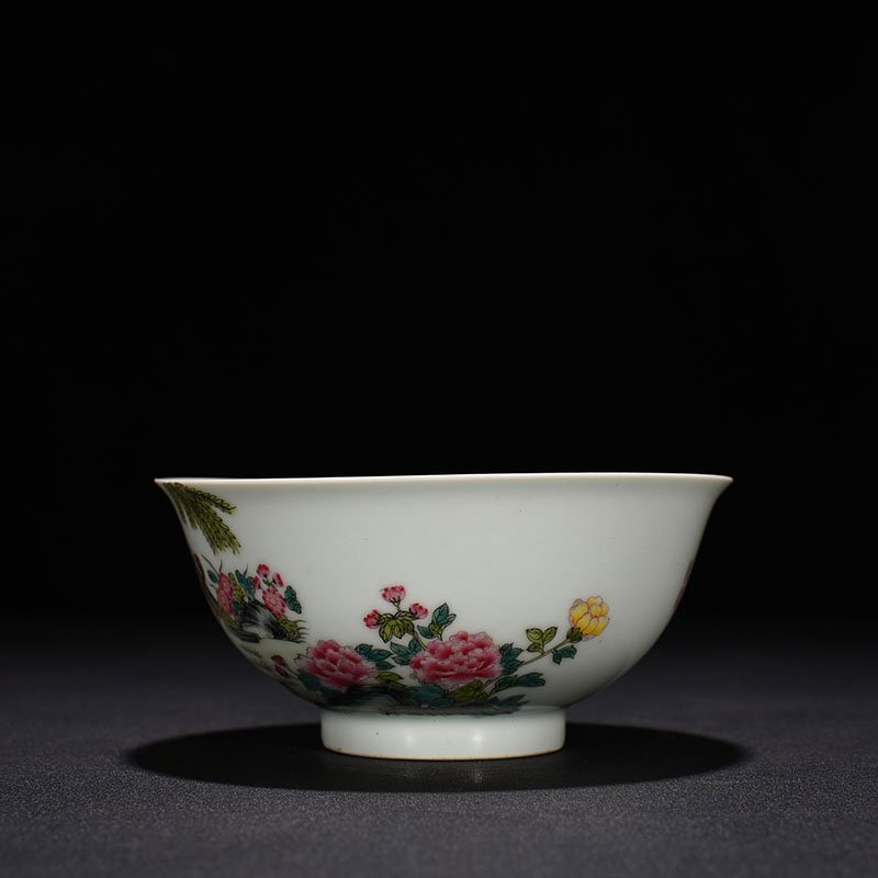 Qing Dynasty Yongzheng pastel flower and crane pattern bowl