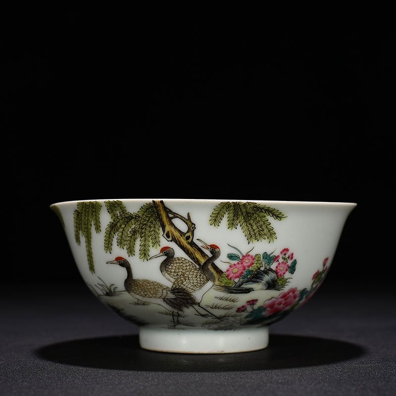 Qing Dynasty Yongzheng pastel flower and crane pattern bowl
