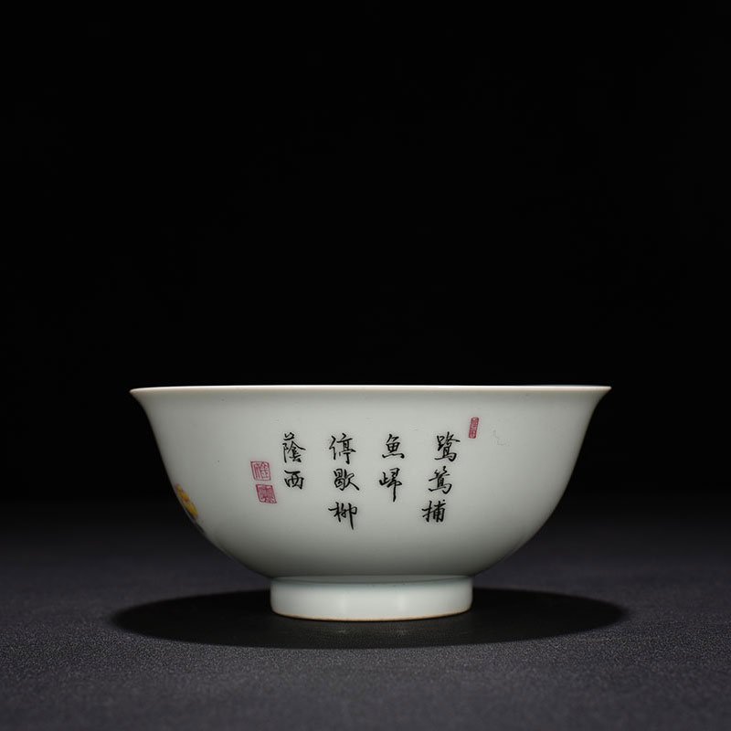 Qing Dynasty Yongzheng pastel flower and crane pattern bowl