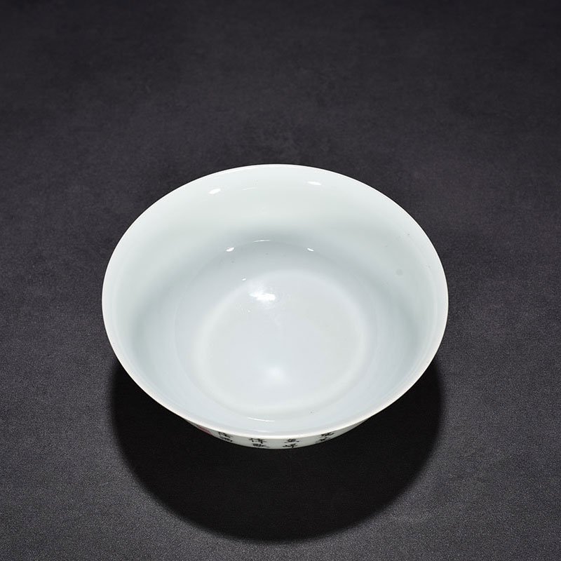 Qing Dynasty Yongzheng pastel flower and crane pattern bowl