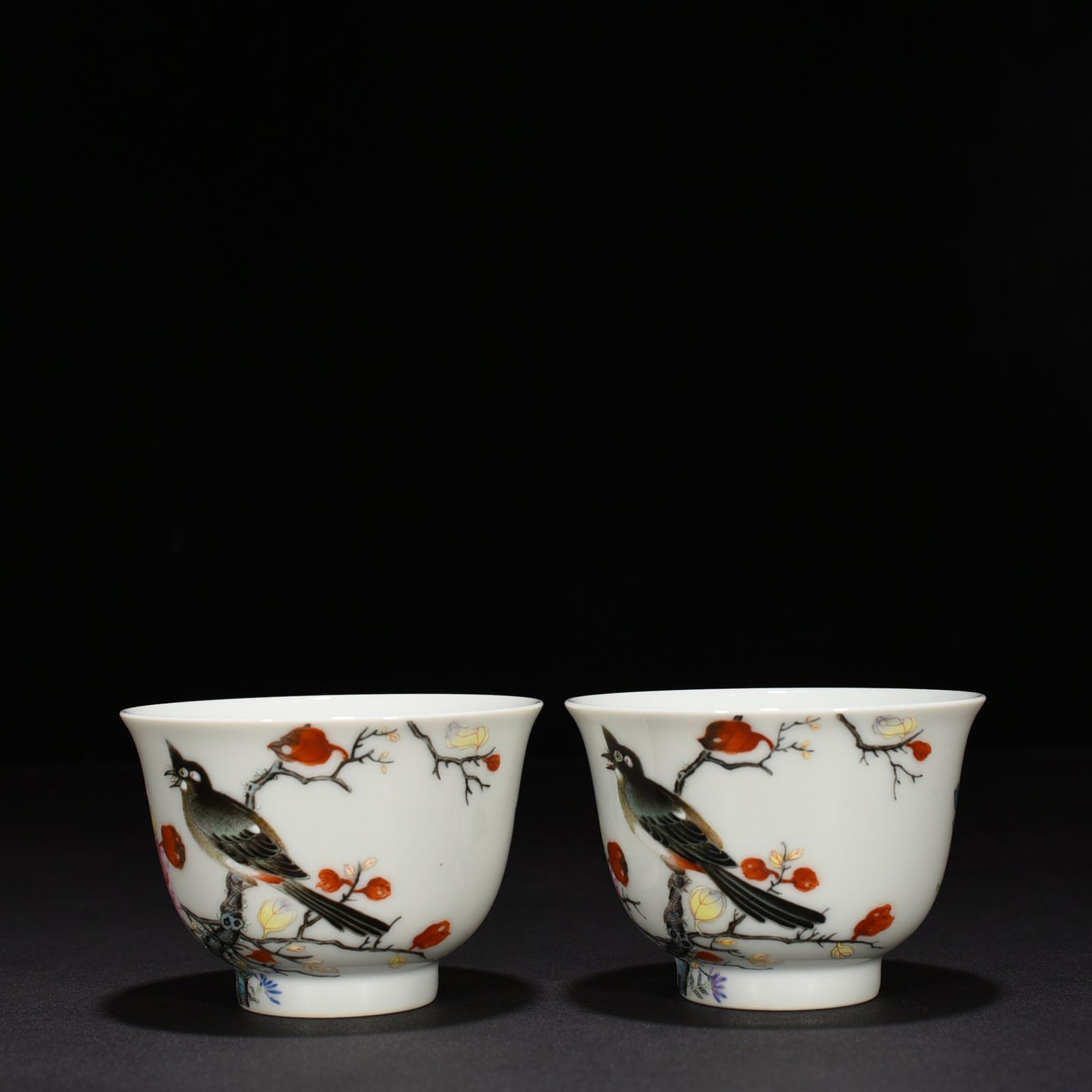 Qing Dynasty Yongzheng pastel flower and bird pattern cup