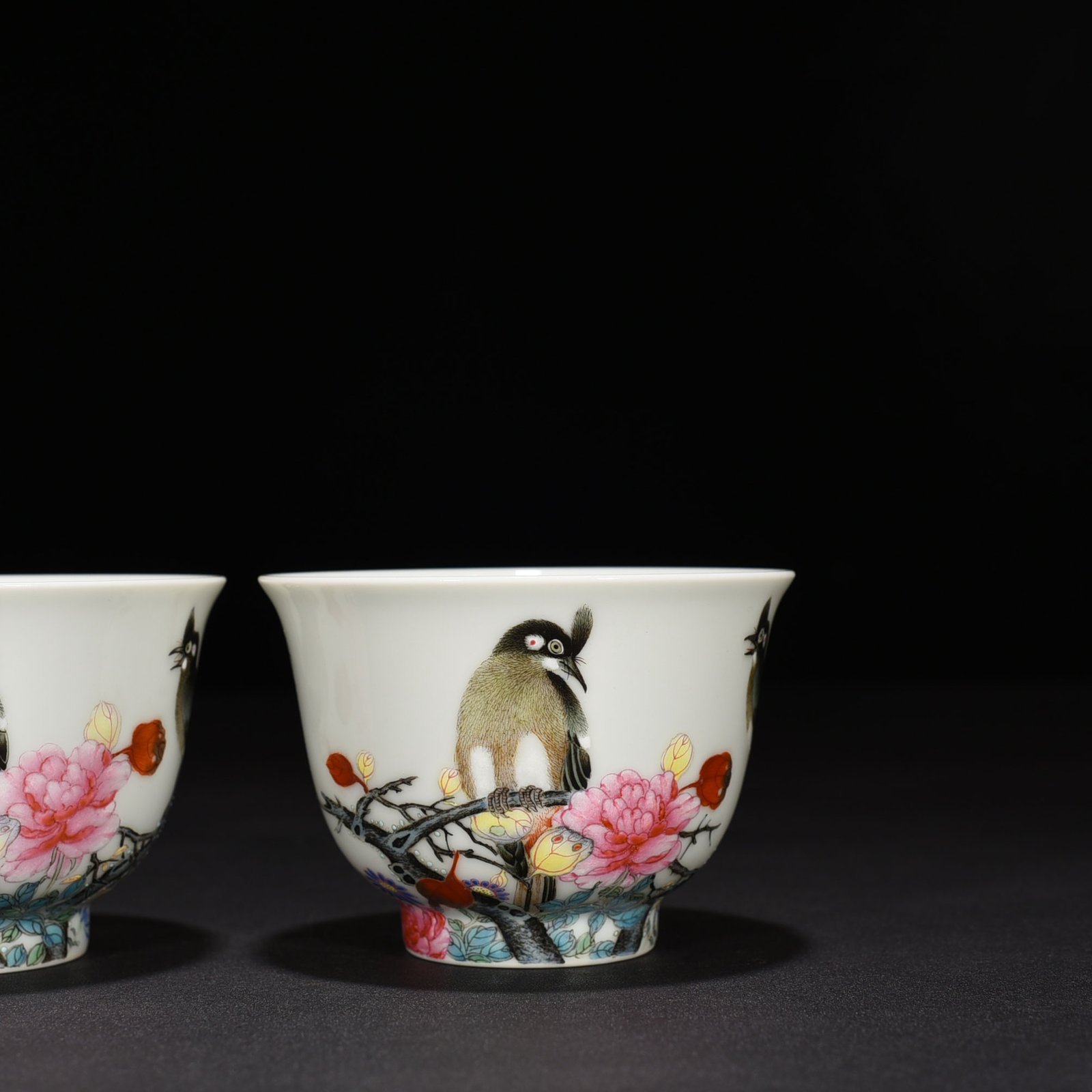 Qing Dynasty Yongzheng pastel flower and bird pattern cup
