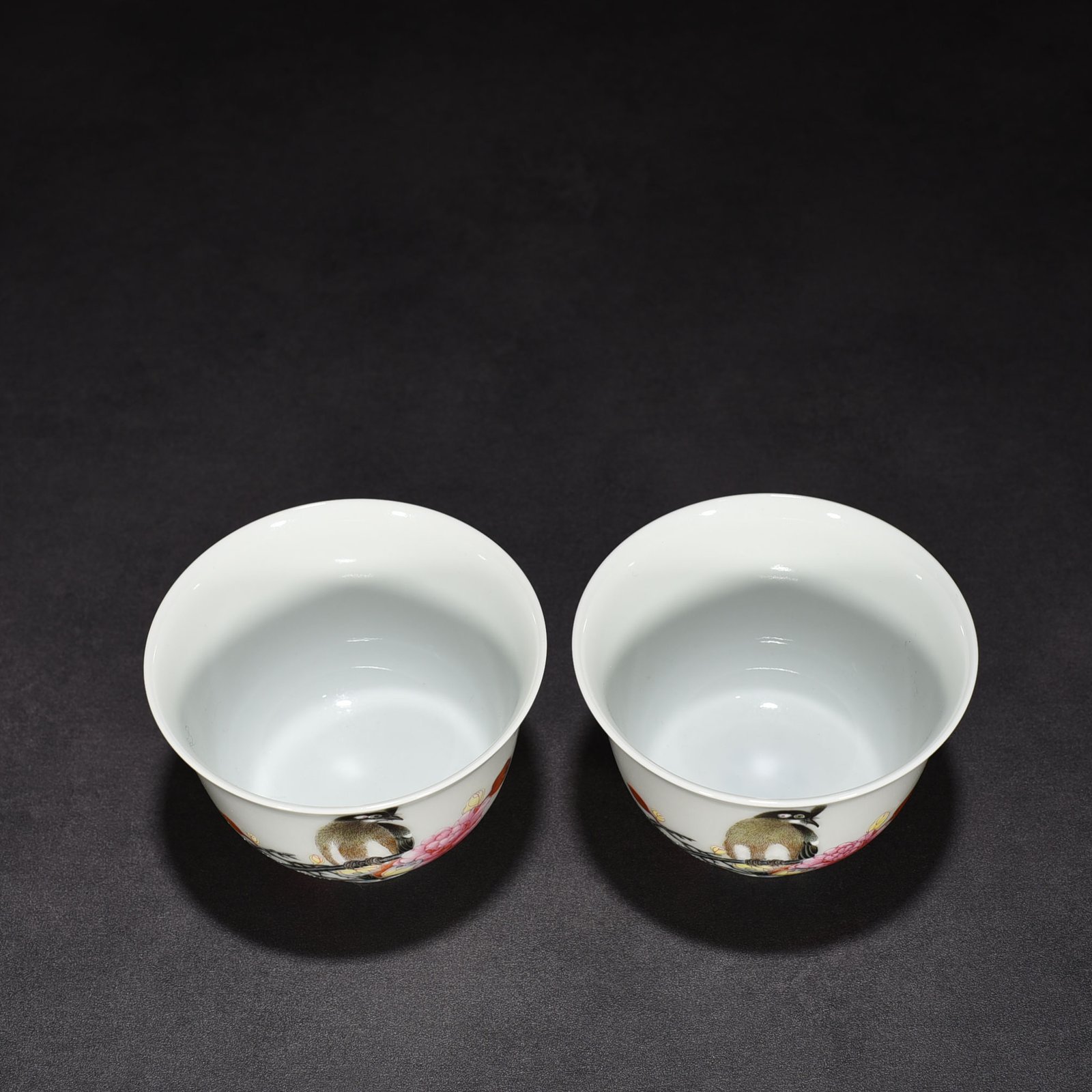 Qing Dynasty Yongzheng pastel flower and bird pattern cup