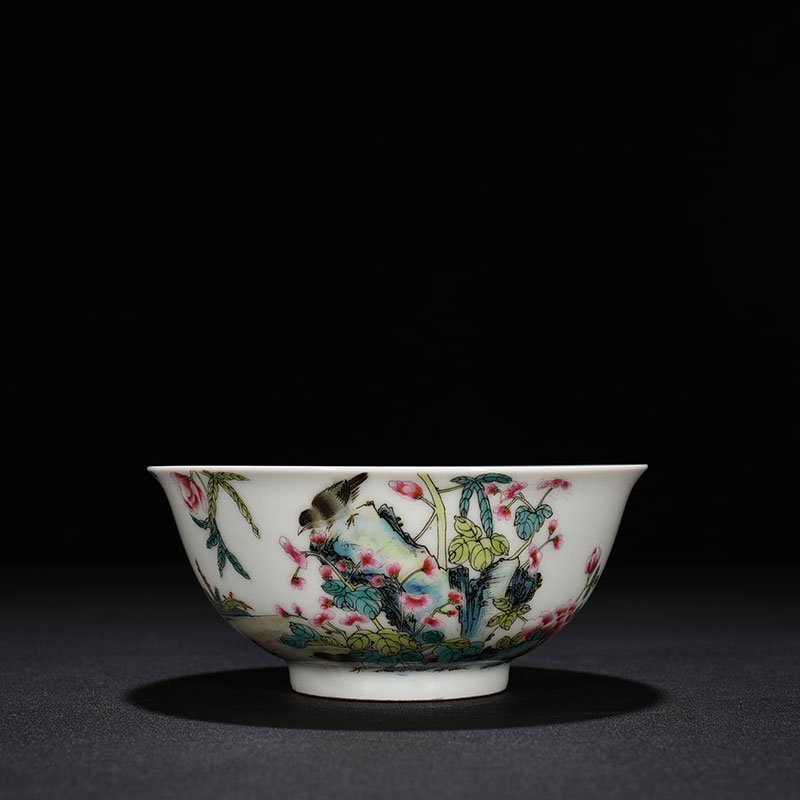 Qing Dynasty Yongzheng pastel flower and bird pattern bowl