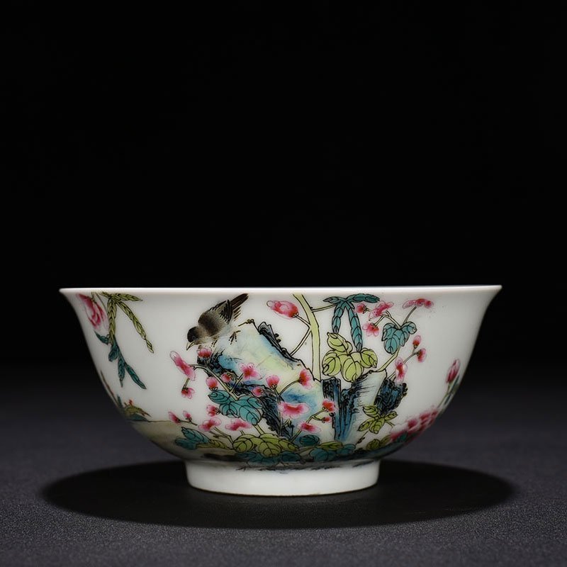 Qing Dynasty Yongzheng pastel flower and bird pattern bowl