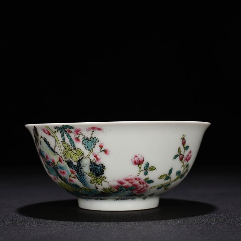 Qing Dynasty Yongzheng pastel flower and bird pattern bowl