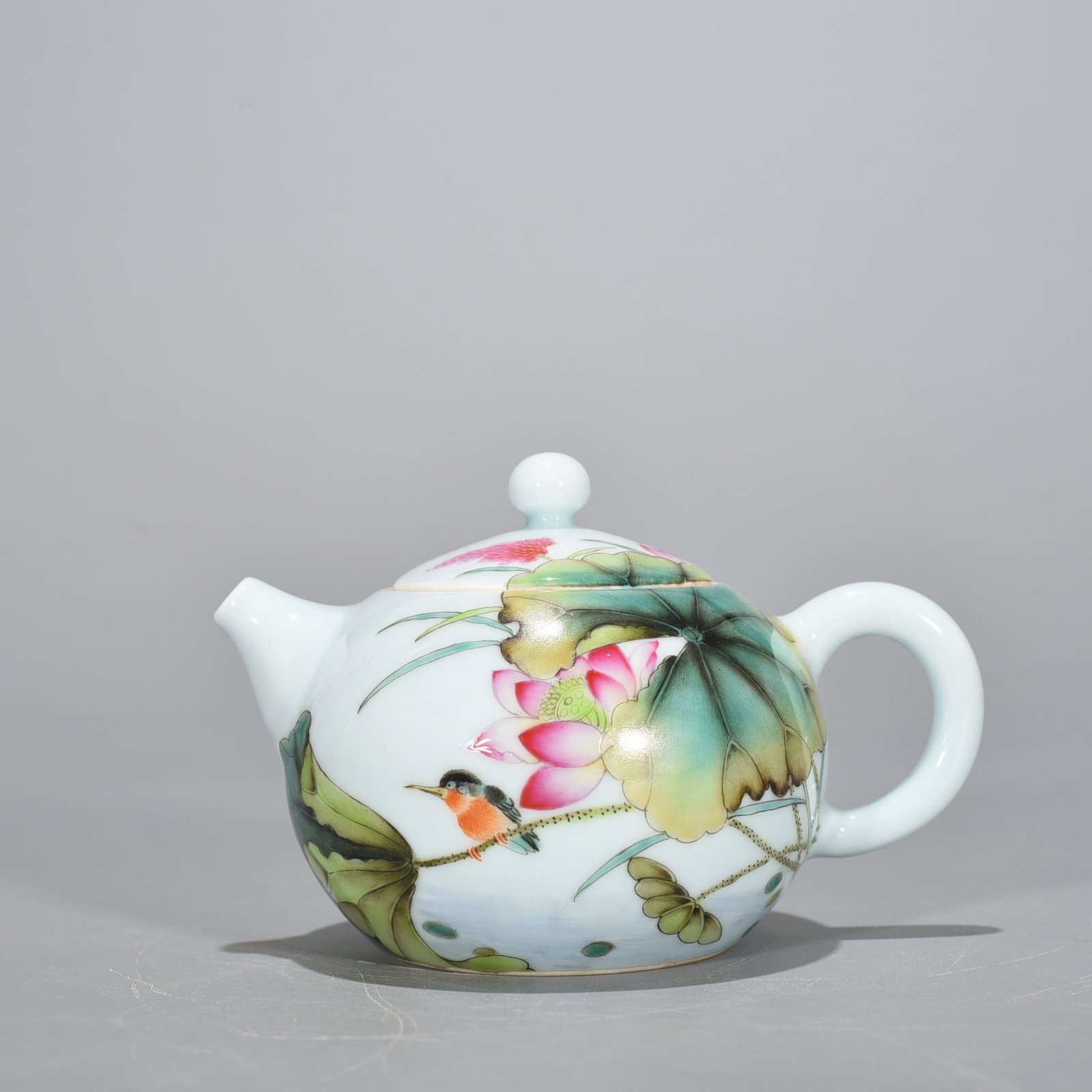 Qing Dynasty Yongzheng pastel lotus pond flower and bird pattern pot