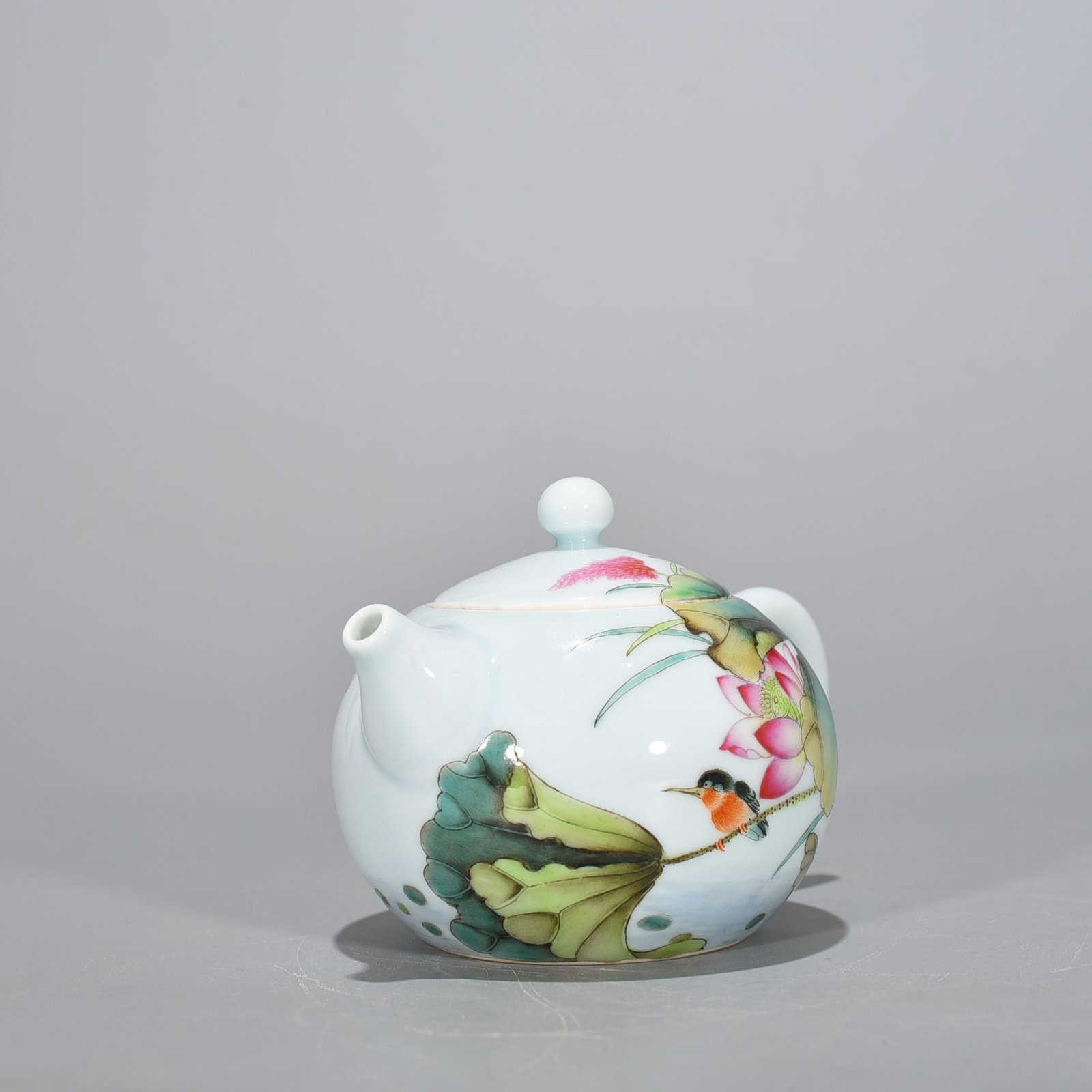 Qing Dynasty Yongzheng pastel lotus pond flower and bird pattern pot
