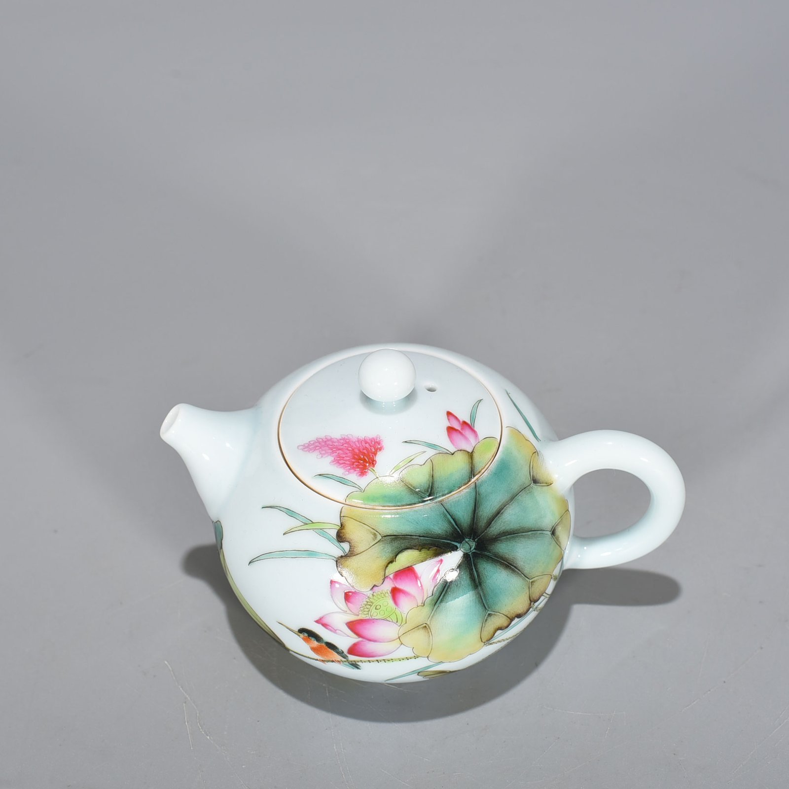 Qing Dynasty Yongzheng pastel lotus pond flower and bird pattern pot