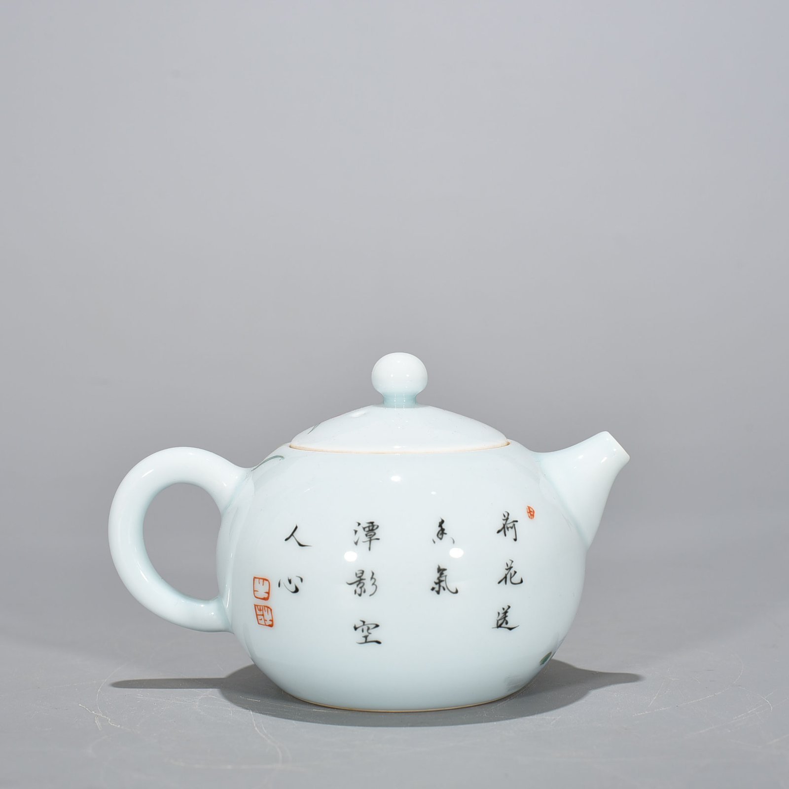 Qing Dynasty Yongzheng pastel lotus pond flower and bird pattern pot