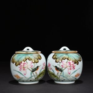 Qing Dynasty Yongzheng pastel lotus pond flower and bird pattern tea jar with lid jar