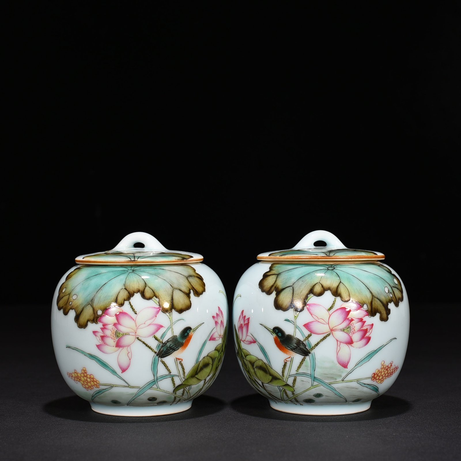 Qing Dynasty Yongzheng pastel lotus pond flower and bird pattern tea jar with lid jar