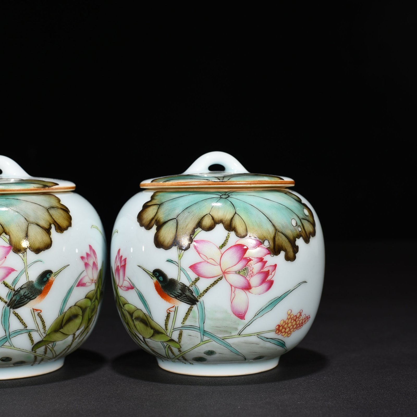Qing Dynasty Yongzheng pastel lotus pond flower and bird pattern tea jar with lid jar