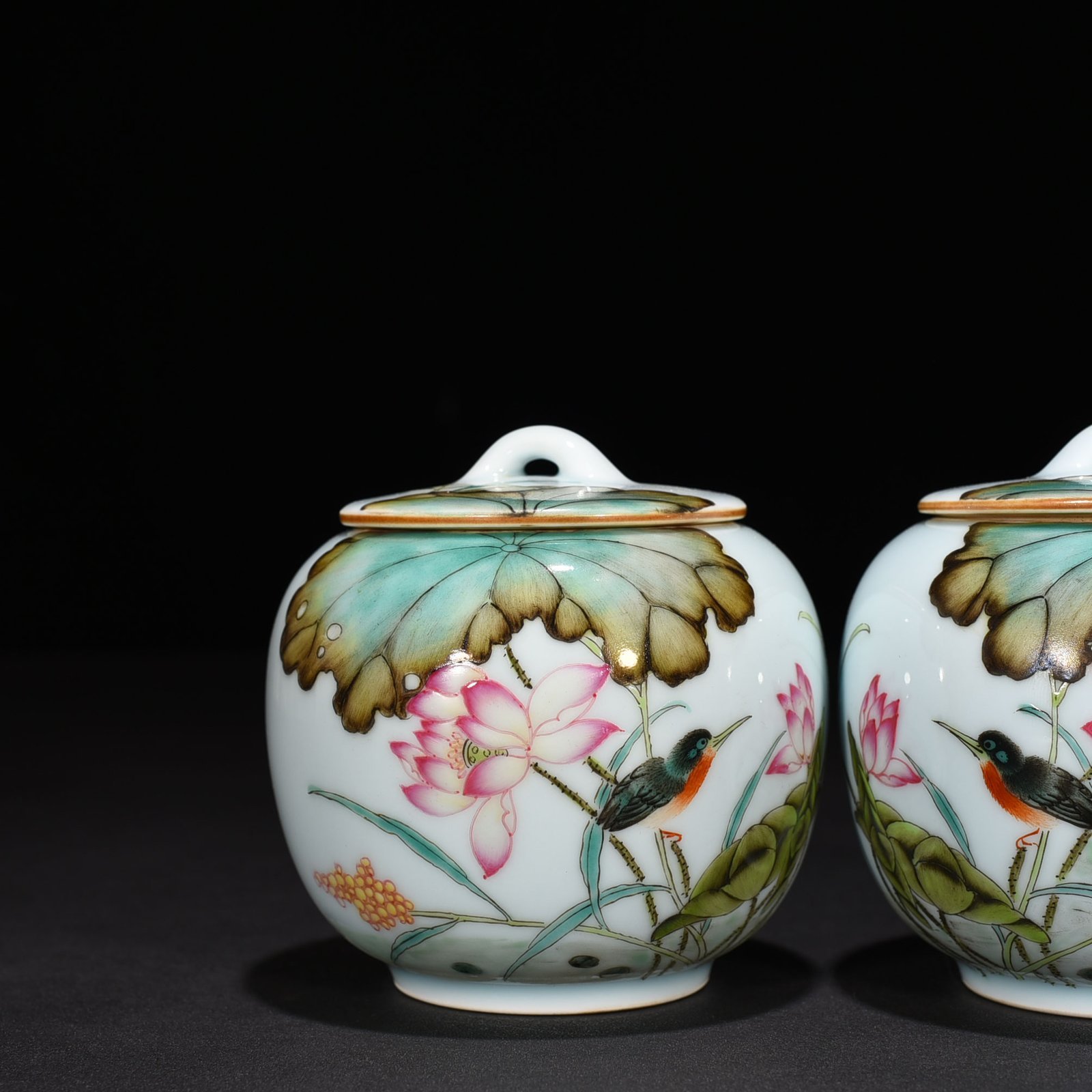 Qing Dynasty Yongzheng pastel lotus pond flower and bird pattern tea jar with lid jar