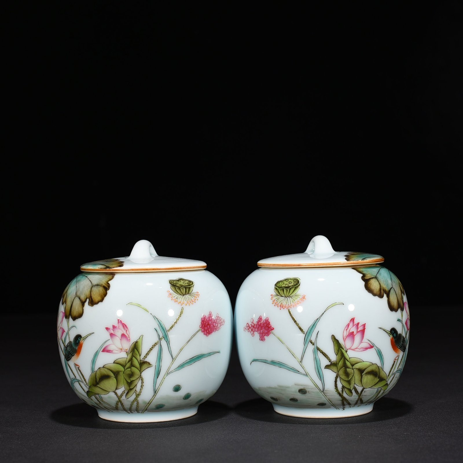 Qing Dynasty Yongzheng pastel lotus pond flower and bird pattern tea jar with lid jar