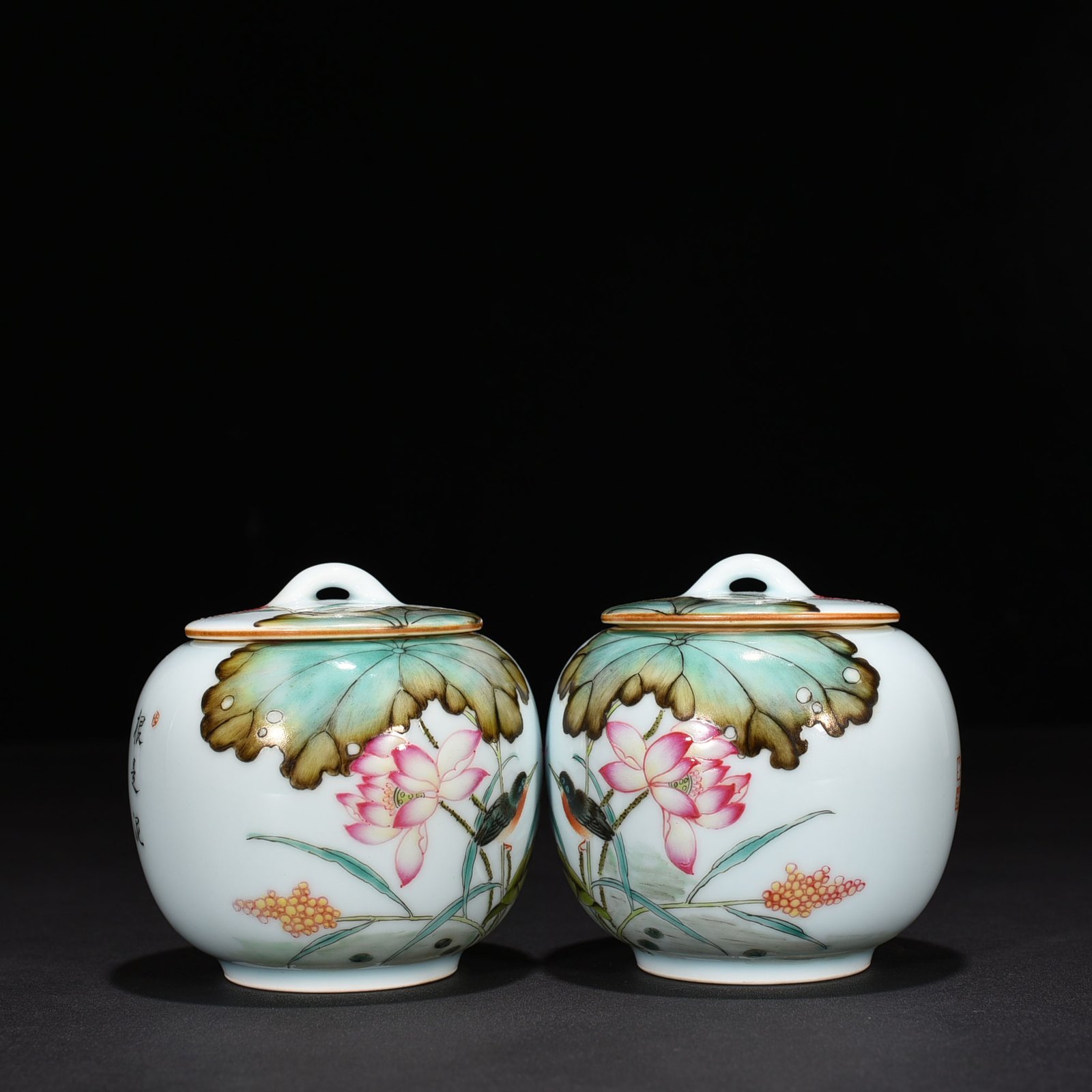 Qing Dynasty Yongzheng pastel lotus pond flower and bird pattern tea jar with lid jar