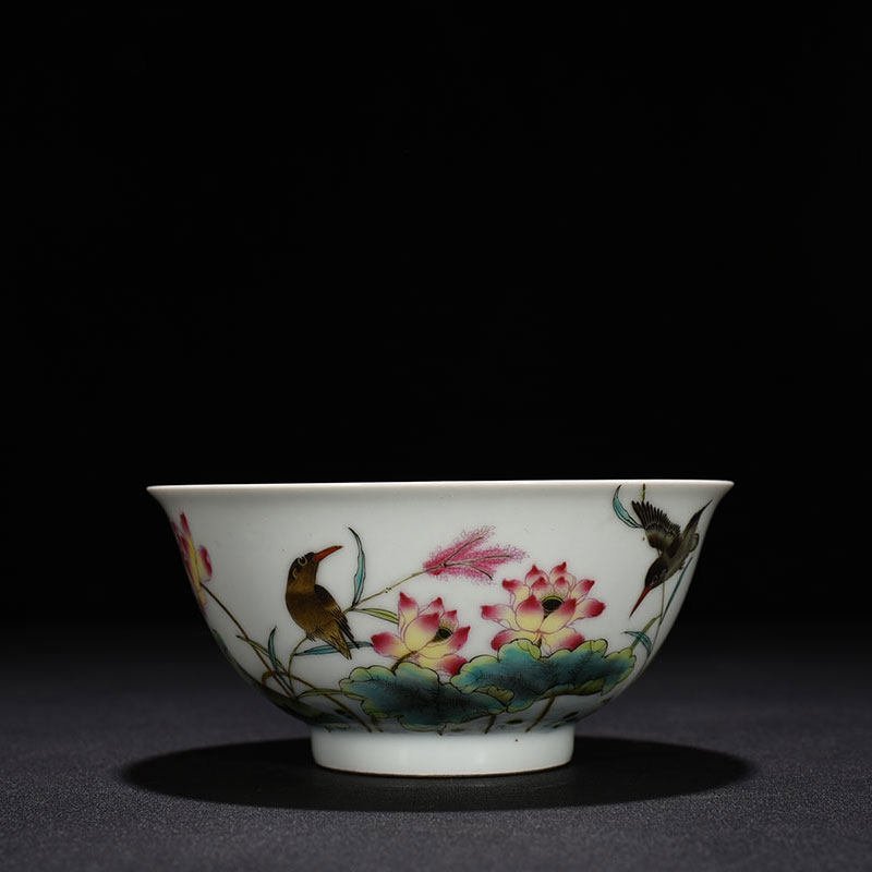 Qing Dynasty Yongzheng pastel lotus flower and bird pattern bowl
