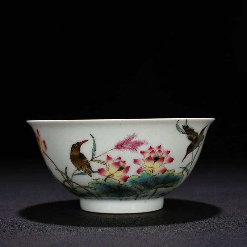 Qing Dynasty Yongzheng pastel lotus flower and bird pattern bowl