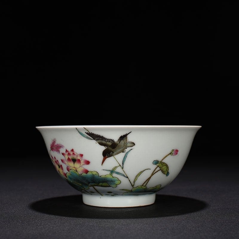 Qing Dynasty Yongzheng pastel lotus flower and bird pattern bowl