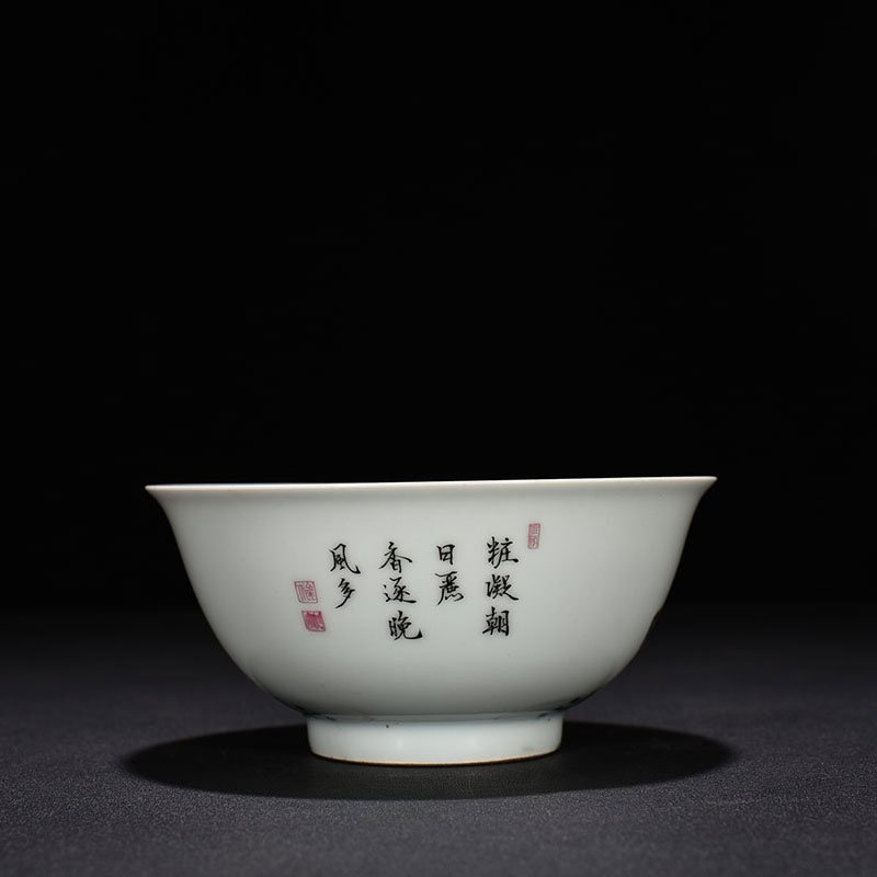 Qing Dynasty Yongzheng pastel lotus flower and bird pattern bowl