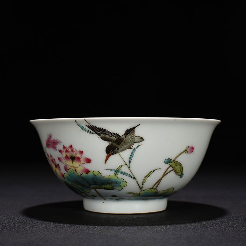 Qing Dynasty Yongzheng pastel lotus flower and bird pattern bowl