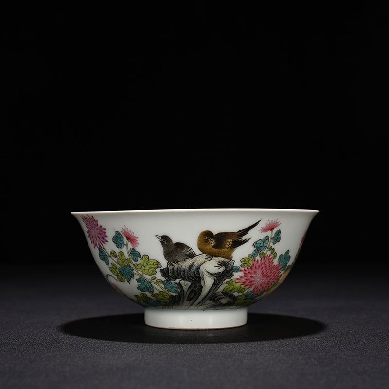 Qing Dynasty Yongzheng pastel chrysanthemum flower and bird pattern bowl
