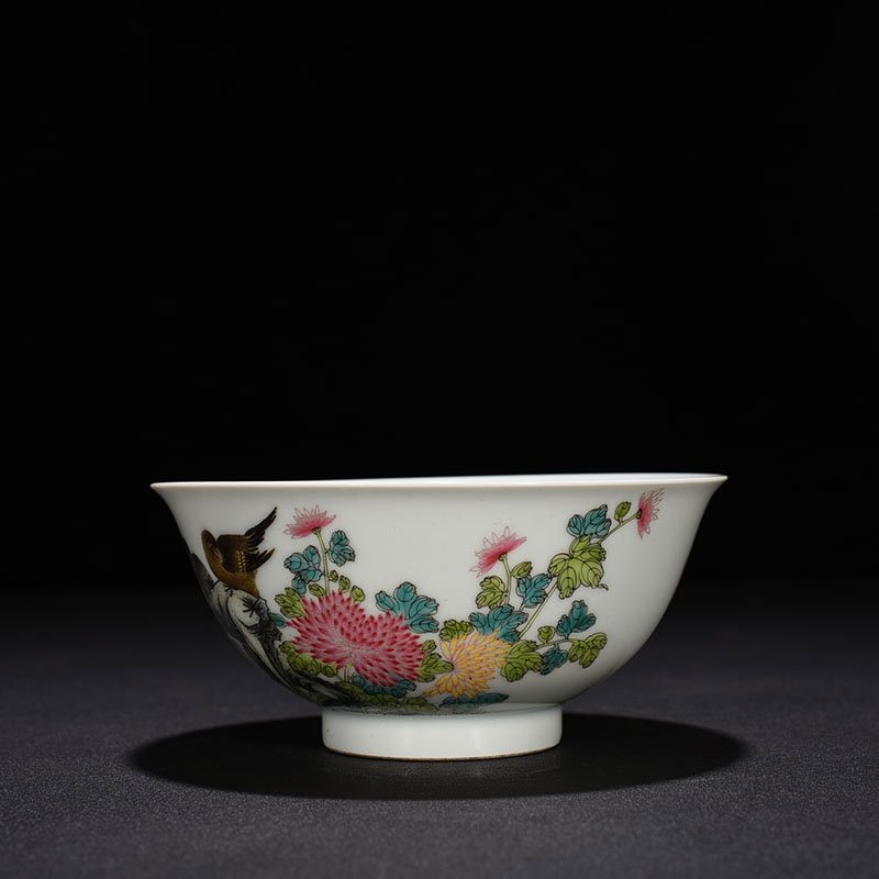 Qing Dynasty Yongzheng pastel chrysanthemum flower and bird pattern bowl