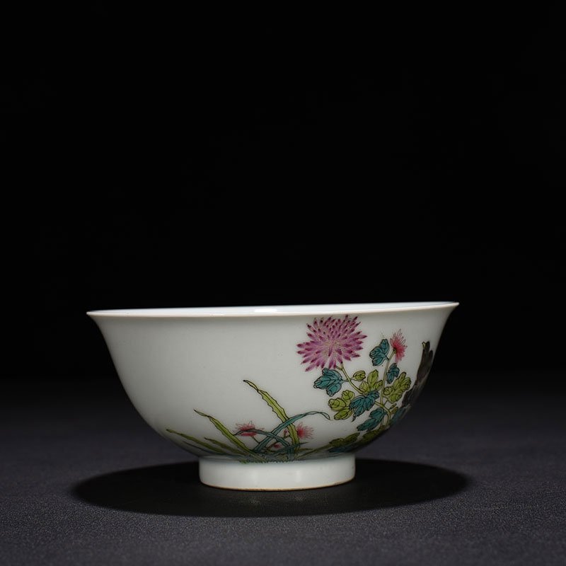 Qing Dynasty Yongzheng pastel chrysanthemum flower and bird pattern bowl