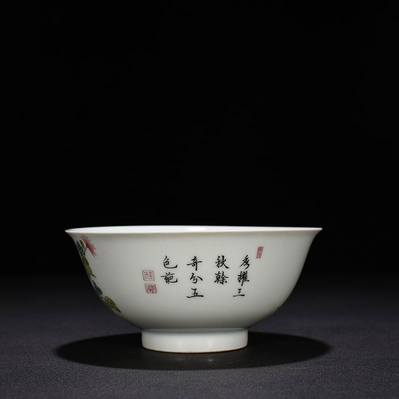 Qing Dynasty Yongzheng pastel chrysanthemum flower and bird pattern bowl